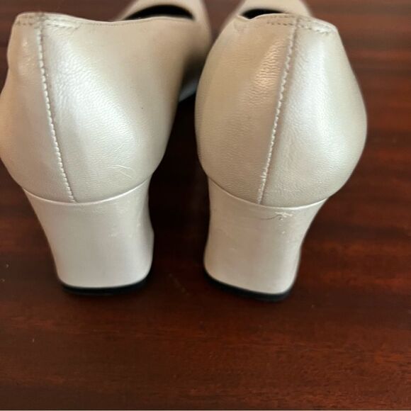 Vaneli Vintage Beige Leather Pumps. 2.5 Inch Stacked Heels. Size 6.5 Narrow - Picture 4 of 12